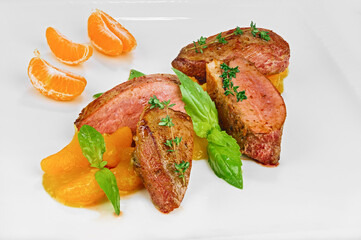Turkey fillet grilled with slices of mandarin and green herbs