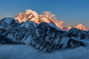 Mount Everest im Wolkenozean. Blick auf die Berge Everest und Makalu von Gokyo Ri. Wunderbare Himalaya-Landschaft.