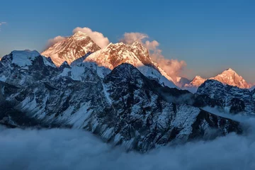 Papier Peint photo Makalu Mont Everest dans l& 39 océan de nuages. Vue sur les montagnes de l& 39 Everest et du Makalu depuis Gokyo Ri. Magnifique paysage himalayen.