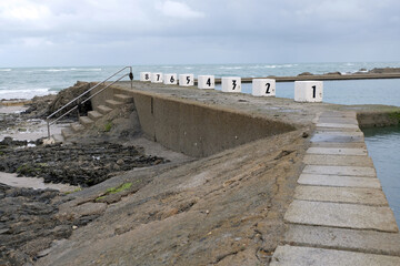 Plage du Plat Gousset et sa piscine d'eau de mer à Granville en Normandie