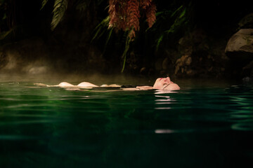 Mujer flotando en el agua termales Colombia
