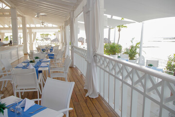 hotel exterior decoracion blanca, junto a la playa, estilo de vida