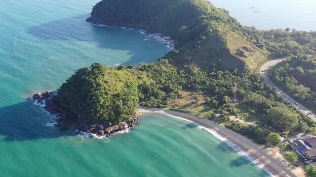 Vista a&eacute;rea de linda praia em Caraguatatuba, litoral norte de S&atilde;o Paulo. &Aacute;guas limpas e transparentes. Oceano Atlantico. Rodovia litor&acirc;nea. 