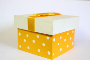 caixinha de presente amarela