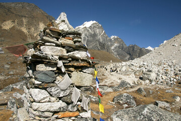 monumento a los montañeros muertos.Sagarmatha National Park, Khumbu Himal, Nepal, Asia.
