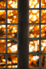 Herbststimmung durch ein Fenster beobachtet
