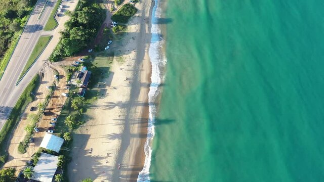 Vista a&eacute;rea de linda praia em Caraguatatuba, litoral norte de S&atilde;o Paulo. &Aacute;guas limpas e transparentes. Oceano Atlantico. Rodovia litor&acirc;nea. 