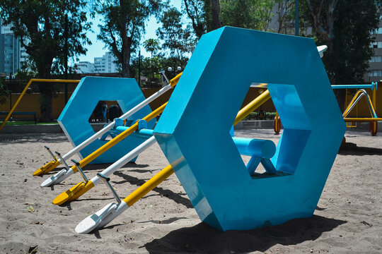 Columpio con dise&ntilde;o novedoso en los parques lime&ntilde;os.