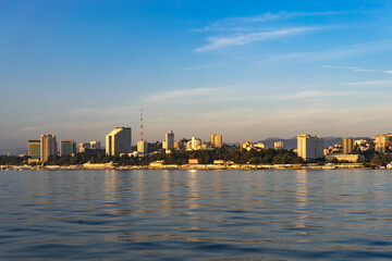 Obraz premium Urban landscape with a view of the city from the sea.