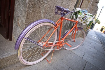 Fototapeta na wymiar Old orange bicycle vintage