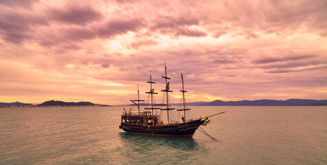 Obraz premium Pirate boats near the beach in Brazil at the sunset 
