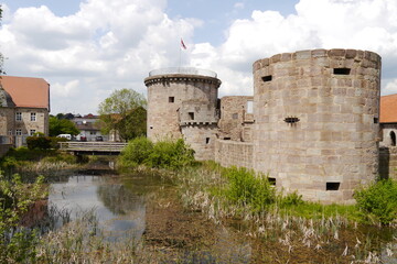 Wasserburg Friedewald in Hessen mit Wassergraben und Rundtürmen