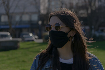 beautiful woman Young looking forward concept of positive progress fashion city street, people advertising campaign social media Mujer joven con barbijo  covid 19 pandemia cuarentena 