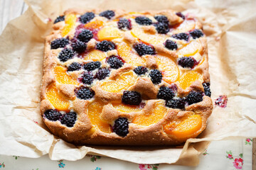 Cake with blackberries and peaches 