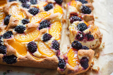 Cake with blackberries and peaches 