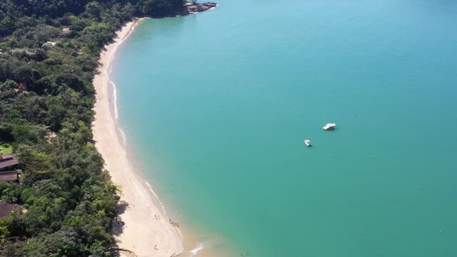 Imagem a&eacute;rea de linda praia em Ubatuba, litoral Norte de S&atilde;o Paulo. Orla da praia, mar. natureza vista por cima.  Para&iacute;so tropical. 