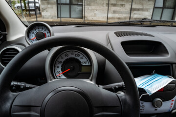 en voiture un masque anti Covid-19 toujours à porté de main