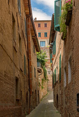 Enge Straße in der Altstadt von Montepulciano in der Toskana in Italien 