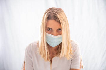 infermiera con  mascherina anti covid19