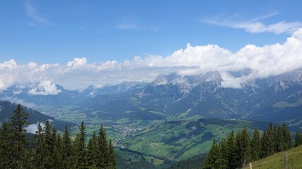 Fototapeta na wymiar Wandern im Hochgebirge über den Wolken, Alpenwanderung in Österreich