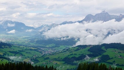 Wandern im Hochgebirge über den Wolken, Alpenwanderung in Österreich