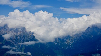 Naklejka na ściany i meble Wandern im Hochgebirge über den Wolken, Alpenwanderung in Österreich