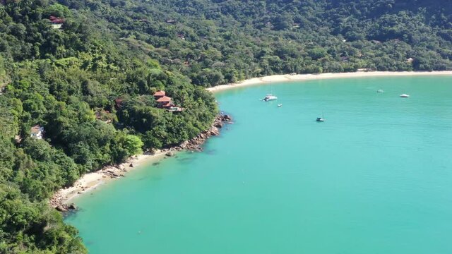 Imagem aérea de linda praia em Ubatuba, litoral Norte de São Paulo. Orla da praia, mar. natureza vista por cima.  Paraíso tropical. 