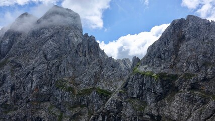 Obraz premium Wandern im Hochgebirge über den Wolken, Alpenwanderung in Österreich
