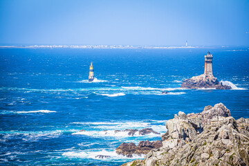 Rocks, stormy waves and lighthouses at the Pointe du Raz in Brittany, France - obrazy, fototapety, plakaty