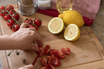 Preparación de Ensalada de tomates y verdes