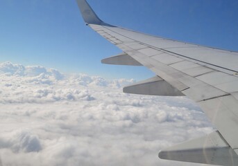 ala de avión en nubes esponjogas