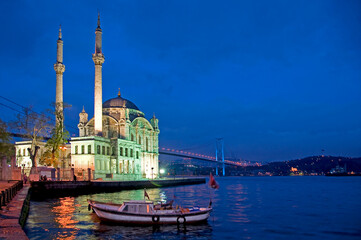 Fototapeta na wymiar Paisaje nocturno con el Bósforo y la mezquita de Ortakoy en Estambul, Turquía