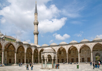 Patio interior de la mezquita de Yani Camir en Estambul, Turquía