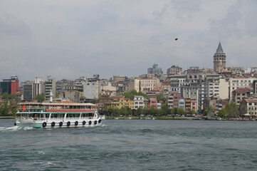 Naklejka premium Barcos navegando por el Bósforo con la ciudad de Estambul de fondo, Turquía