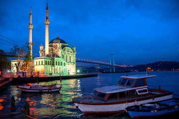 Obraz premium Imagen del puerto y mezquita de Ortakoy al anochecer en Estambul, Turquía