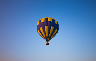 Naklejka premium Big balloon flies against the sky