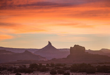 Fototapeta premium Buttes at sunrise near canyon lands national park.