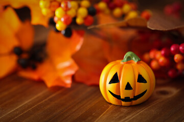 木目のテーブルに置いたカボチャの置物クローズアップ　