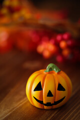 木目のテーブルに置いたカボチャの置物クローズアップ　