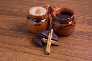 Chocolate y café de olla con canela, en jarro de barro