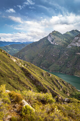 Vistas del embalse de Tanes y las monta&ntilde;as del Parque Natural de Redes.