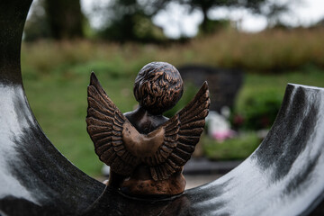 Kleiner Bronzeengel von hinten