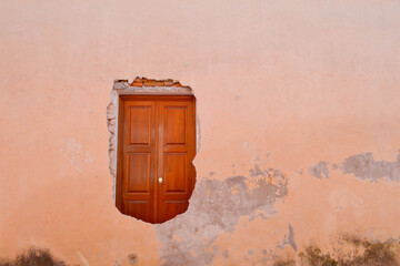 puerta dentro de la pared