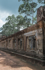 Fototapeta na wymiar Pared exterior de un templo en Angkor