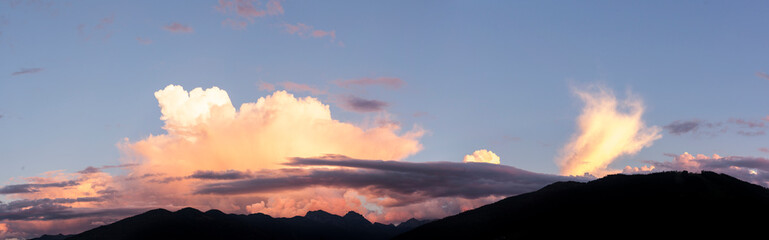 Storm clouds over the mountains. Cloudscape at sunset.
Gewitterwolken über den Bergen. Wolkengebilde bei Sonnenuntergang. Panorama with mountain silhouette.