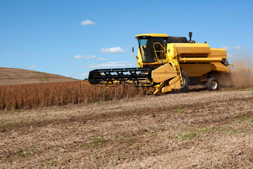 Obraz premium Colheita de soja na área rural de Lagoa Vermelha