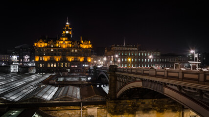 Obraz premium Night view of Waverley station in Edinburgh, Scotland