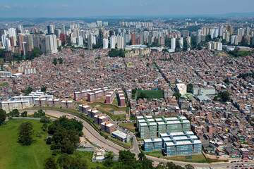 Vista aérea de construção de edifícios para reurbanização da favela de Paraisópolis em São Paulo