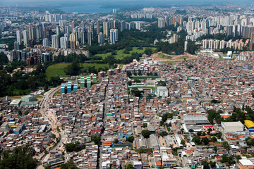 Fototapeta na wymiar Vista aérea de construção de edifícios para reurbanização da favela de Paraisópolis em São Paulo