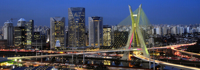 Vista noturna da Ponte estaiada Octávio Frias de Oliveira sobre o Rio Pinheiros